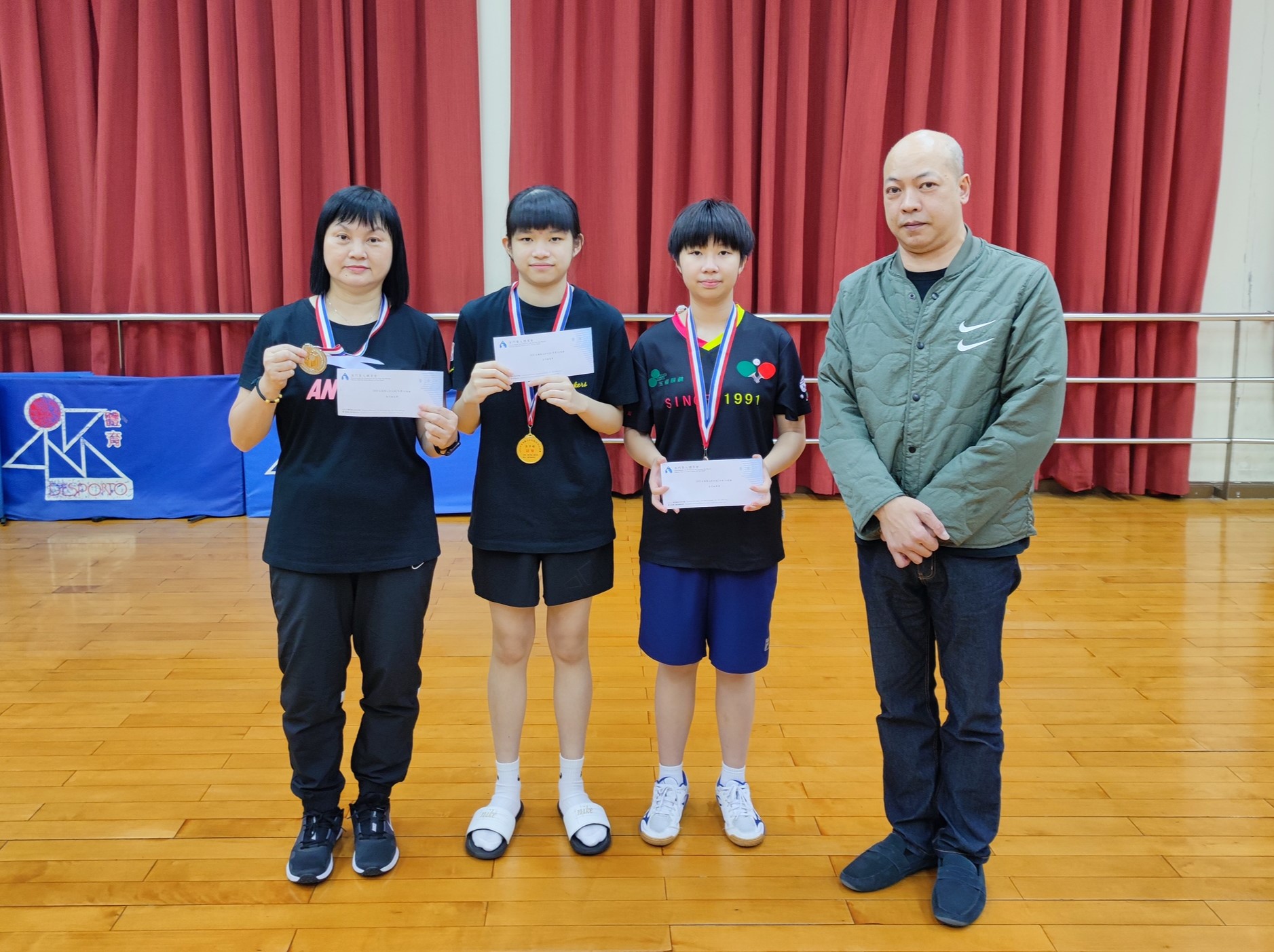 4 理事長區志新頒發女子組獎項.JPG